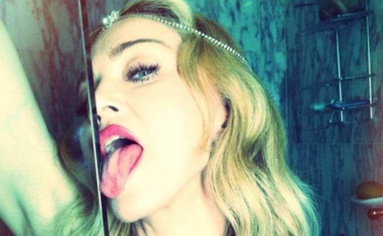 Мадонна убирает в квартире языком