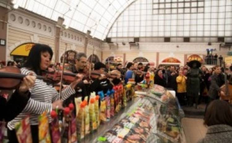 Одесский оркестр устроил музыкальный флешмоб на Привозе