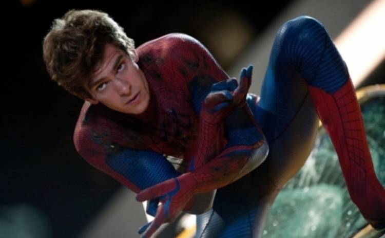 Звезда «Человека-паука» научил детей кататься на серфе (ФОТО)