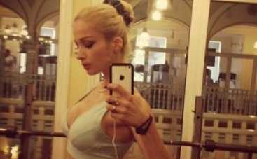 Одесская Барби качает пышную грудь в спортзале (ФОТО)