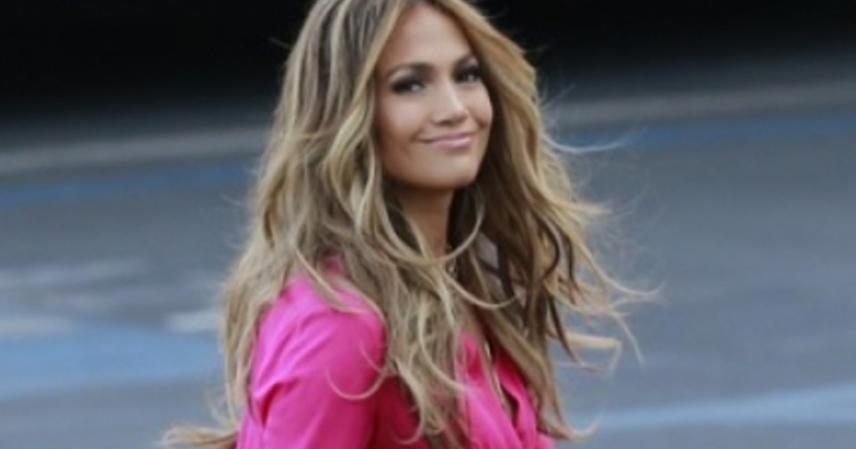 Дженнифер Лопес показала стройные ноги в розовом мини tv.ua