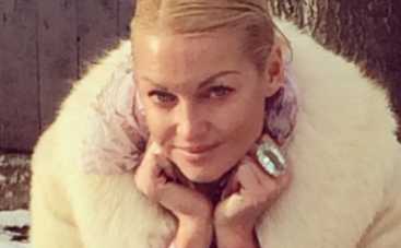 Анастасия Волочкова вынуждена раздавать билеты на свои концерты бесплатно