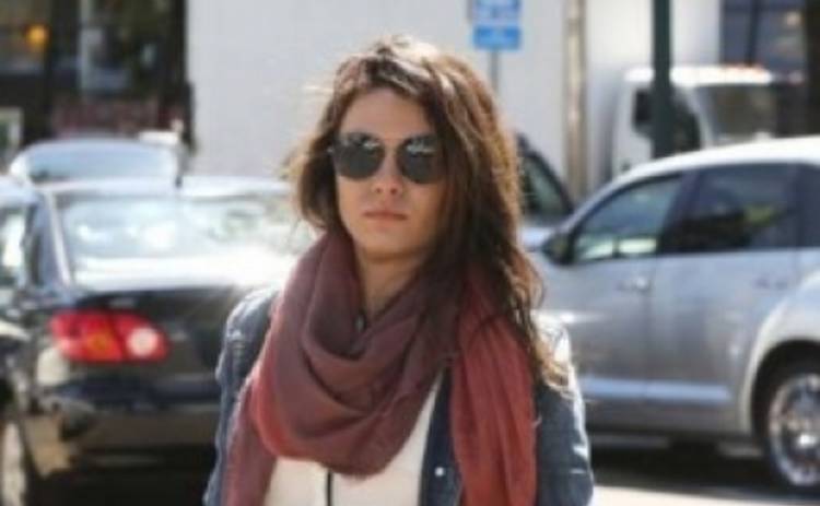 Беременная Мила Кунис перестала скрывать живот (ФОТО)