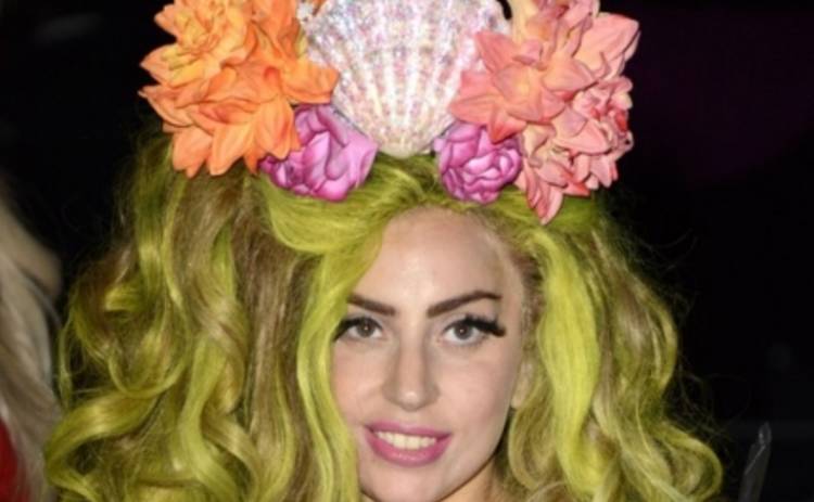 Леди Гага в промокампании Versace: фото до и после фотошопа (ФОТО)