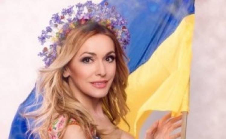 Ольга Сумская снялась в патриотической фотосессии