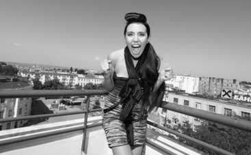 Премьера клипа: Джамала сняла видео на песню Чому квіти мають очі