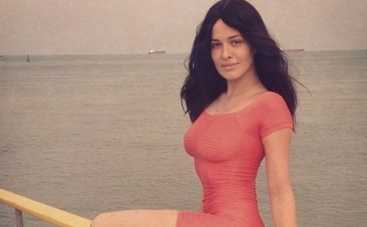 Даша Астафьева вытащила попу из под зонтика (ФОТО)