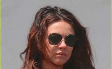 Мила Кунис занялась йогой для беременных