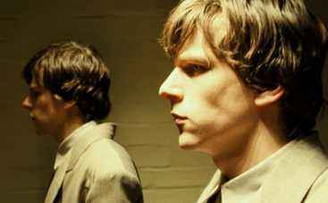 Джесси Айзенберг и Миа Васиковска читают Достоевского