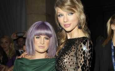 Тейлор Свифт и Келли Осборн забрались на дерево (ФОТО)