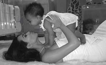 Ким Кардашьян получила в подарок Губку Боба (ВИДЕО)