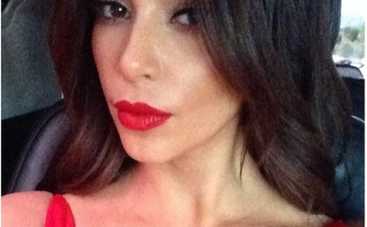 Ким Кардашьян получила в подарок стену живых белых роз (ФОТО)