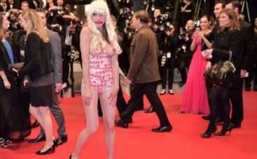 Скандал в Каннах: на красной дорожке голая девушка