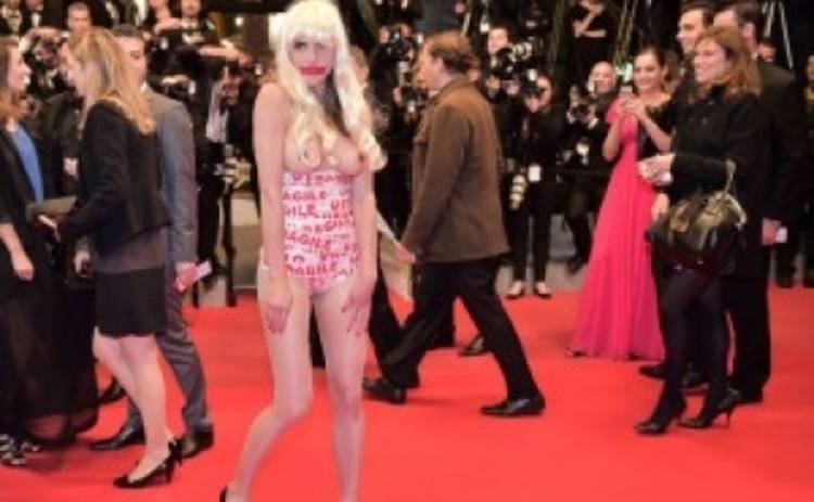 Скандал в Каннах: на красной дорожке голая девушка