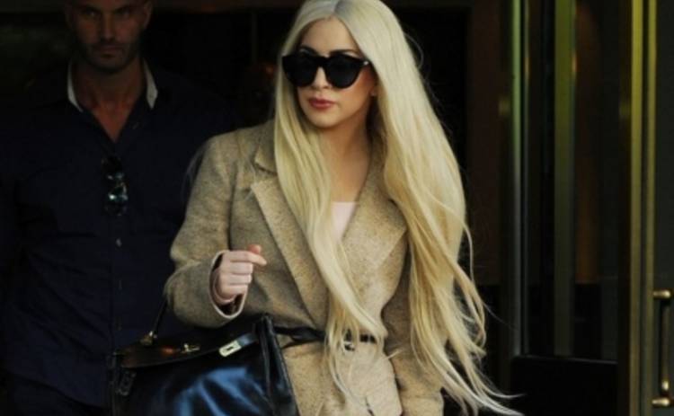 Леди Гага отменила концерты: голос певицы украла ведьма! (ФОТО)