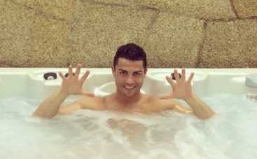 Криштиану Роналду устроил релакс в джакузи (ФОТО)