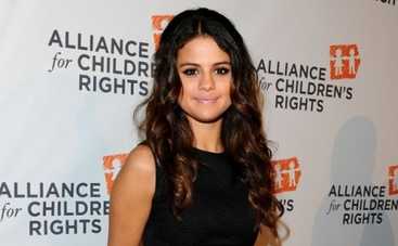 Селена Гомес научила детей Непала мыть руки (ВИДЕО)