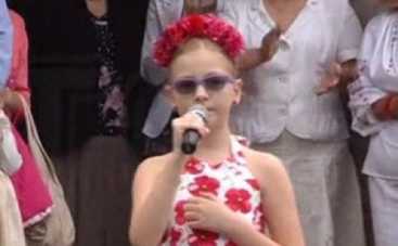 Дочь Арсения Яценюка спела "Червону руту" на школьной линейке (ВИДЕО)