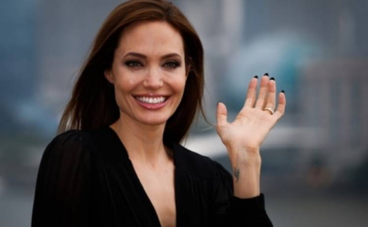 Анджелина Джоли забралась на небоскреб в золотых туфлях (ФОТО)