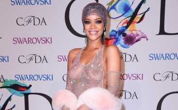 Герой мультсериала Гриффины примерил "голое" платье Рианны (ФОТО)