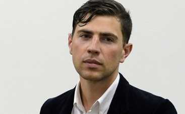 Скандальный журналист Седюк подметает улицы и катается на карусели (ВИДЕО)