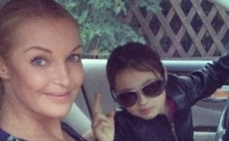 Анастасия Волочкова учит 8-летнюю дочь водить машину