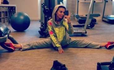 Анна Седокова похвасталась растяжкой