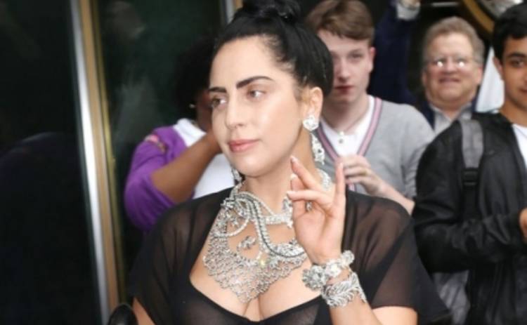Lady GaGa закосила под Иствикскую ведьму (ФОТО)