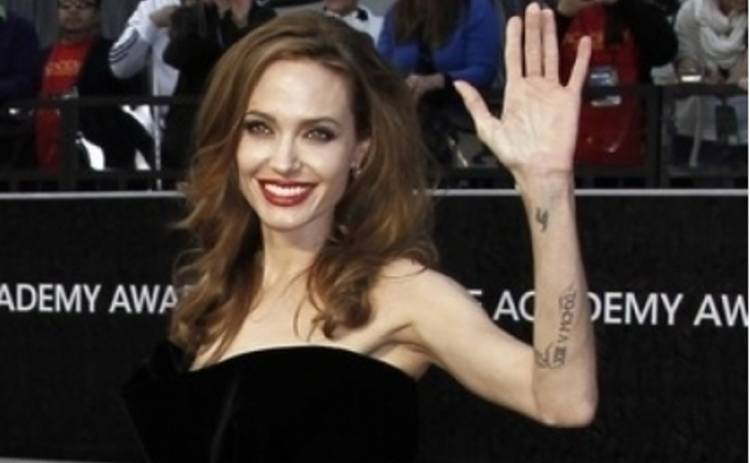 Дети Анджелины Джоли без ума от ее татуировок