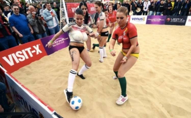 Чемпионат мира по футболу 2014: порноактрисы тоже играют в футбол (ФОТО)