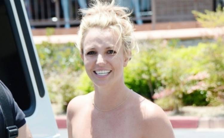 Бритни Спирс вышла на прогулку в откровенном наряде (ФОТО)