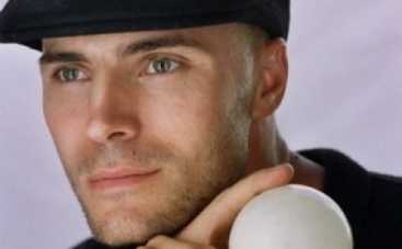 Актер легендарного Cirque du Soleil собрал $60 тысяч для украинской армии