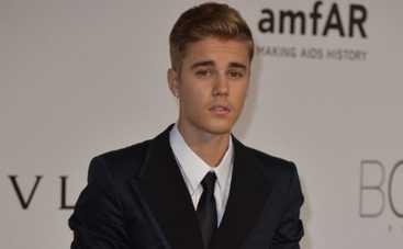 Джастин Бибер красит губы блеском Селены Гомес (ФОТО)