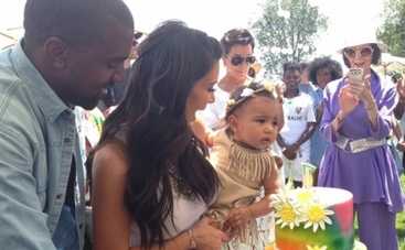 Ким Кардашьян надела годовалой дочери серьги с бриллиантами