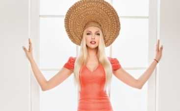 Оля Полякова сделала себе прическу из теста (фото)