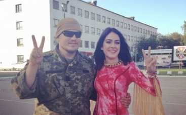 Маша Собко для выступления перед украинскими бойцами выбрала мини-платье