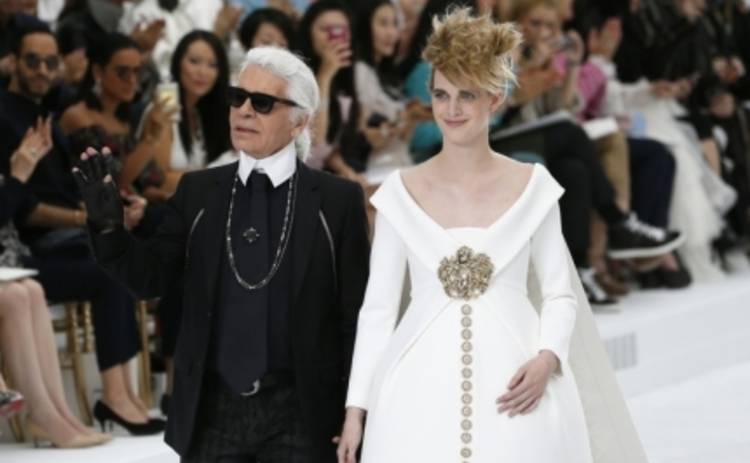 Карл Лагерфельд сделал жемчужиной показа Chanel беременную невесту