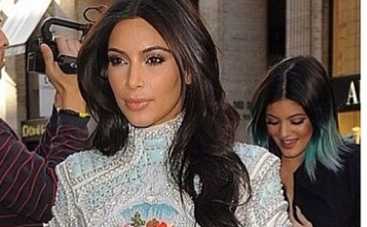 Ким Кардашьян загорает топлесс (фото)