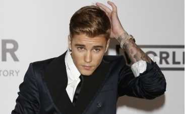 Мама Джастина Бибера наехала на поклонниц сына