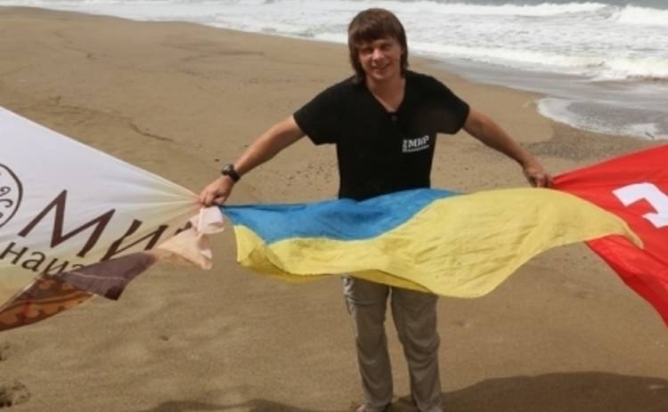 Дмитрий Комаров не расстается с прапором Украины