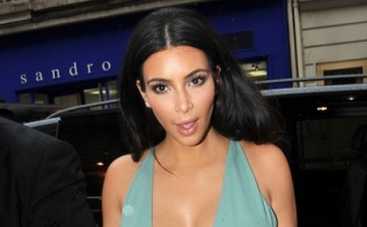 Ким Кардашьян дразнит поклонников пышными формами