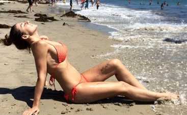 Анна Седокова загорает на пляже в бикини (фото)
