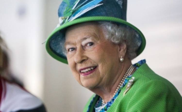 Королева Елизавета II превратила селфи в фотобомбу