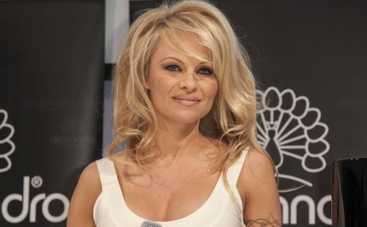 Памела Андерсон борется с охотниками на дельфинов