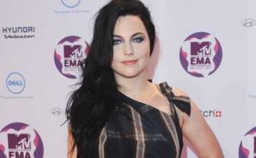 Солистка Evanescence показала новорожденного сына (ФОТО)