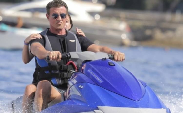 Сталлоне отдыхает на яхте после скандала с Неудержимыми 3 (ФОТО)