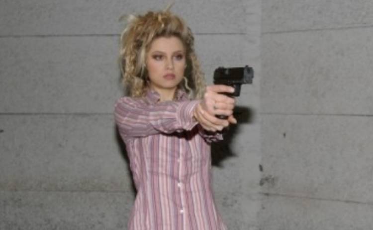 Лена Ленина учится стрелять в парижских грабителей