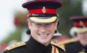 Принц Гарри исполнил танец робота на карусели (ВИДЕО)