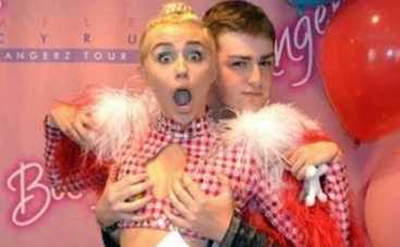 Майли Сайрус разрешила фанату потрогать ее за грудь