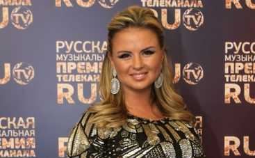 Бабушка раскрыла тайну груди Анны Семенович